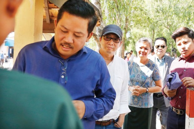 លោក ជុន ច័ន្ទបុត្រ (ពាក់មួក) រួមជា​មួយ​មន្ត្រី​គណបក្ស​សង្រ្គោះ​ជាតិ នៅ​មុខ​ពន្ធនាគារ​ព្រៃ ស កាល​ពី​ម្សិលមិញ។ ផា លីណា