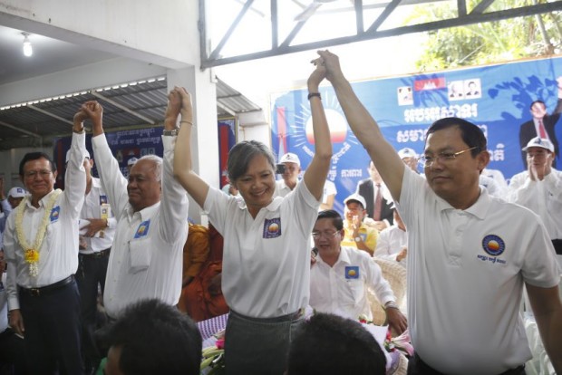 លោក កឹម សុខា ជា​ប្រធានគណបក្ស​សង្រ្គោះជាតិ​ ត្រូវបាន​ក្រសួង​មហាផ្ទៃ​ទទួល​ស្គាល់ និង​លោក ប៉ុល ហំម លោកស្រី មូរ សុខហួរ និង​លោក អេង ឆៃអ៊ាង ជា​អនុប្រធាន​ ដែល​ក្រសួង​មិន​ទាន់​ទទួល​ស្គាល់។ ផា លីណា