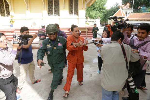 លោក អ៊ុំ សំអាន តំណាងរាស្ត្រ​គណបក្ស​ប្រឆាំង​ត្រូវ​បញ្ជូន​មក​សាលា​ឧទ្ធរណ៍​កន្លង​មក។ ហេង ជីវ័ន
