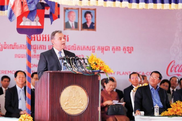 ឯកអគ្គរដ្ឋទូតអាមេរិកប្រចាំកម្ពុជា ថ្លែង​ក្នុង​កម្មវិធី​សម្ពោធ​ក្រុមហ៊ុន កូកា-កូឡា ជាមួយ​លោក​នាយក​រដ្ឋមន្ត្រី ហ៊ុន សែន។ ផា លីណា