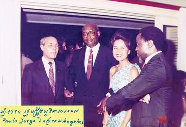 លោកស្រី ពុង ឈីវកេក ជួប​រដ្ឋមន្ត្រី​ការបរទេស​អង់ហ្គោឡា​នៅ​ឆ្នាំ​ ១៩៨៤​។ សហការី